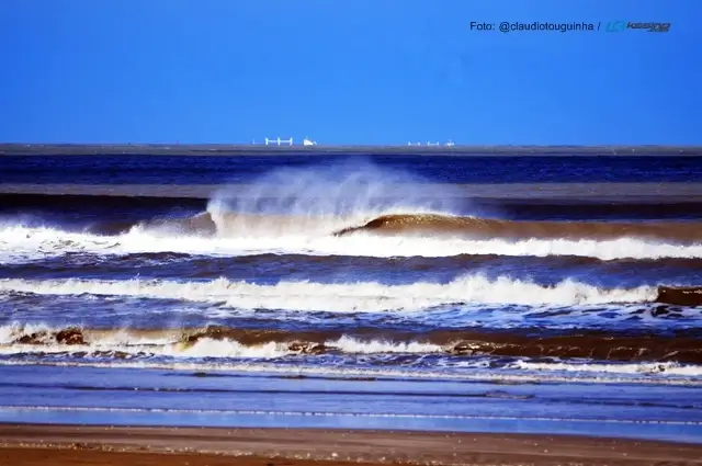 Ondas tubulares no pico da Querência, foto 1