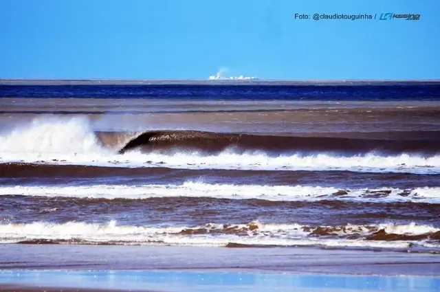 Ondas tubulares no pico da Querência, foto 2