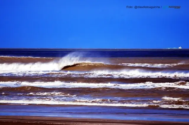 Ondas tubulares no pico da Querência, foto 3